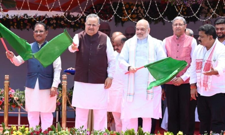 400 अत्याधुनिक आपातकालीन वाहन एवं 32 मोबाइल फॉरेंसिक वैन को दिखाई हरी झंडी 400 अत्याधुनिक आपातकालीन वाहन एवं 32 मोबाइल फॉरेंसिक वैन को दिखाई हरी झंडी