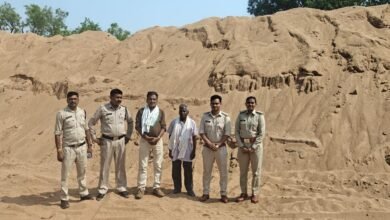 गोबरानवापारा में रेत के अवैध उत्खनन-भण्डारण पर खनिज विभाग की बड़ी कार्रवाई, 2 पोकलेन जब्त-सील