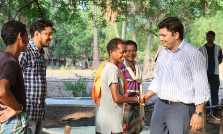 चार दशक बाद पहली बार गांव पहुंचा प्रशासन, जनगणना कार्य संपन्न चार दशक बाद पहली बार गांव पहुंचा प्रशासन, जनगणना कार्य संपन्न