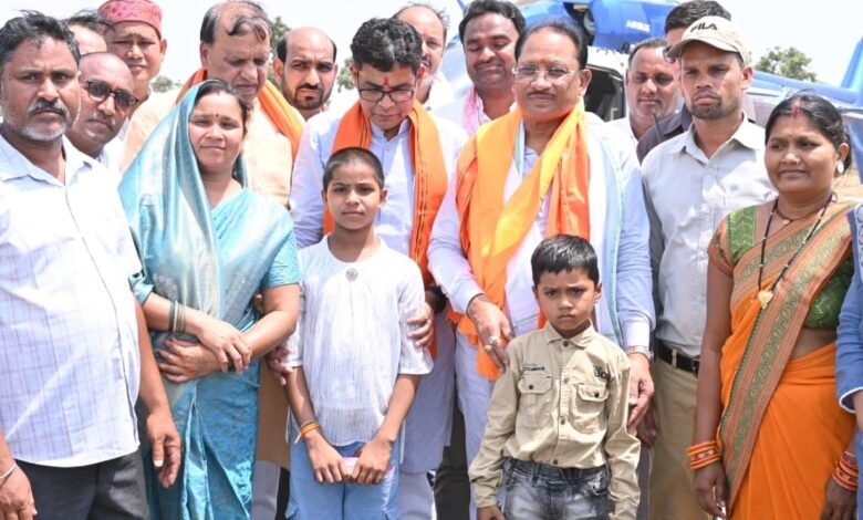 सुशासन तिहार में भावुक पल: मुख्यमंत्री से मिलकर बच्चों और अभिभावकों की आंखों में छलकी खुशी