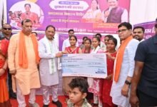विभिन्न योजनाओं के हितग्राहियों से किया संवाद