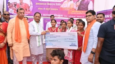 विभिन्न योजनाओं के हितग्राहियों से किया संवाद