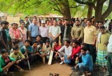 बाइक पर सवार होकर नक्सलियों के गढ़ रहे गांवों में पहुंचे कलेक्टर-सीईओ