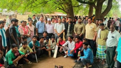 बाइक पर सवार होकर नक्सलियों के गढ़ रहे गांवों में पहुंचे कलेक्टर-सीईओ