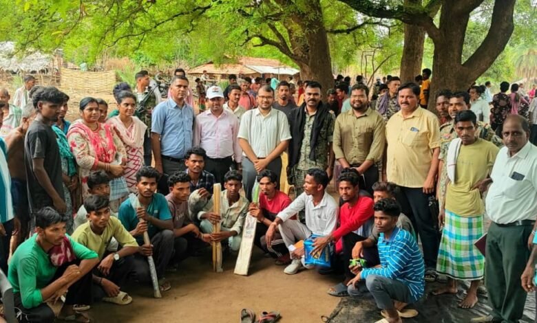 बाइक पर सवार होकर नक्सलियों के गढ़ रहे गांवों में पहुंचे कलेक्टर-सीईओ बाइक पर सवार होकर नक्सलियों के गढ़ रहे गांवों में पहुंचे कलेक्टर-सीईओ