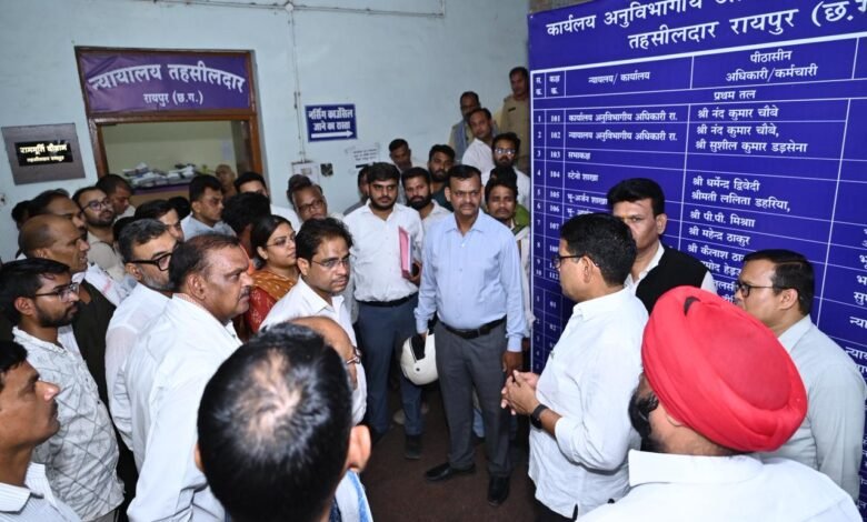 राजस्व मंत्री के औचक निरीक्षण से रायपुर तहसील कार्यालय में हड़कंप राजस्व मंत्री के औचक निरीक्षण से रायपुर तहसील कार्यालय में हड़कंप