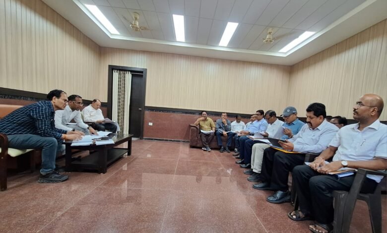 लोक निर्माण विभाग के सचिव ने सड़कों का काम देखा लोक निर्माण विभाग के सचिव ने सड़कों का काम देखा
