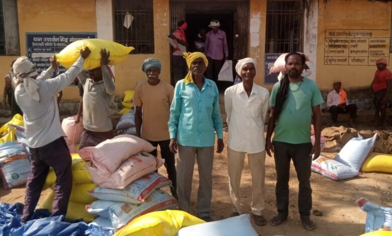 सहकारी समितियों में नियमित रूप से किया जा रहा है खाद, बीज का वितरण सहकारी समितियों में नियमित रूप से किया जा रहा है खाद, बीज का वितरण