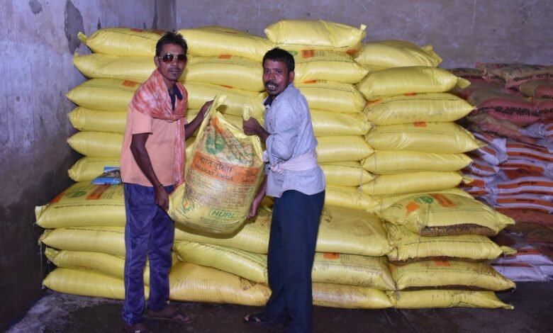 जिले में कुल 41509 मीट्रिक टन खाद उपलब्ध, विगत वर्ष की तुलना में 34 प्रतिशत अधिक जिले में कुल 41509 मीट्रिक टन खाद उपलब्ध, विगत वर्ष की तुलना में 34 प्रतिशत अधिक