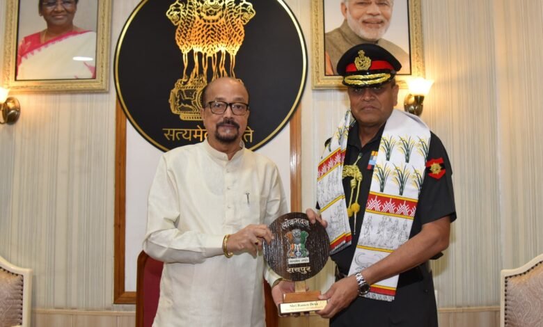 राज्यपाल श्री डेका से लेफ्टिनेट जनरल अनिंद्या सेनगुप्ता ने की सौजन्य भेंट राज्यपाल श्री डेका से लेफ्टिनेट जनरल अनिंद्या सेनगुप्ता ने की सौजन्य भेंट