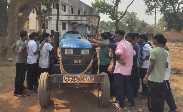 साइकिल न छूने वाले अब सीख रहे ट्रैक्टर चलाना और मरम्मत