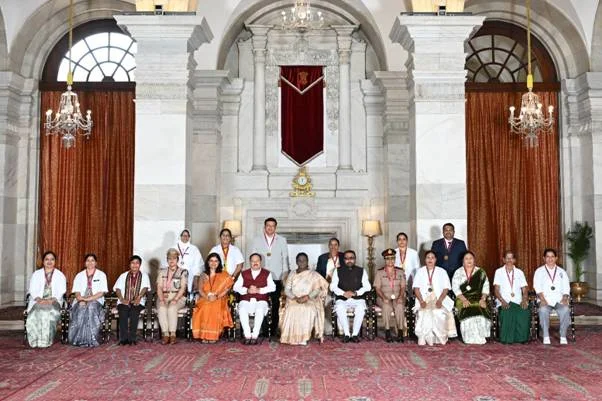 राष्ट्रपति ने 15 पुरस्कृत व्यक्तियों को किए राष्ट्रीय फ्लोरेंस नाइटिंगेल पुरस्कार प्रदान राष्ट्रपति ने 15 पुरस्कृत व्यक्तियों को किए राष्ट्रीय फ्लोरेंस नाइटिंगेल पुरस्कार प्रदान