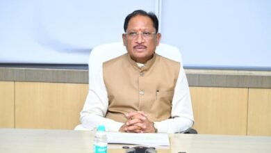 गांव की चौपाल में दिखी मुख्यमंत्री की सादगी, पीपल पेड़ के नीचे खाट पर बैठ सुनी समस्याएं