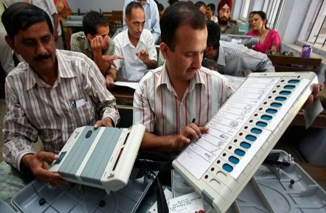 बंगाल विधानसभा चुनाव : bjp को करीब 140 सीटों पर बढ़त, भवानीपुर से ममता बनर्जी पीछे