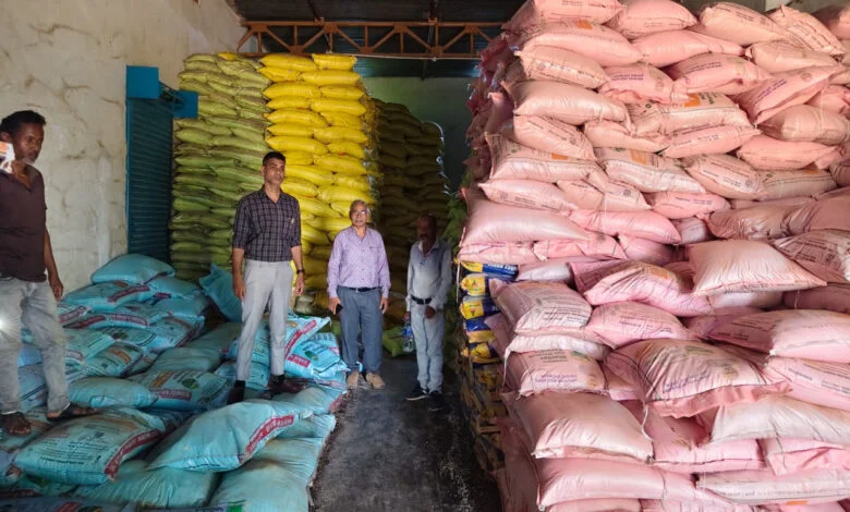 अधिक कीमत पर खाद बेचने वाले विक्रय केंद्र पर छापा, 3219 बोरी उर्वरक जब्त, केंद्र सील