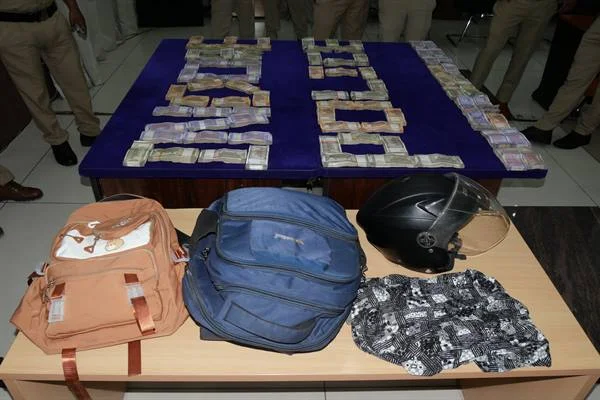 स्क्रैप व्यापारी के कर्मचारी से 29 लाख 65 हजार रुपए की लूट का खुलासा, 3 आरोपी गिरफ्तार स्क्रैप व्यापारी के कर्मचारी से 29 लाख 65 हजार रुपए की लूट का खुलासा, 3 आरोपी गिरफ्तार