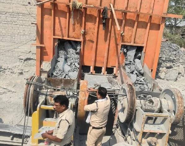 खनिज विभाग की कार्यवाही : दो क्रशर जब्त, खदान बंद खनिज विभाग की कार्यवाही : दो क्रशर जब्त, खदान बंद