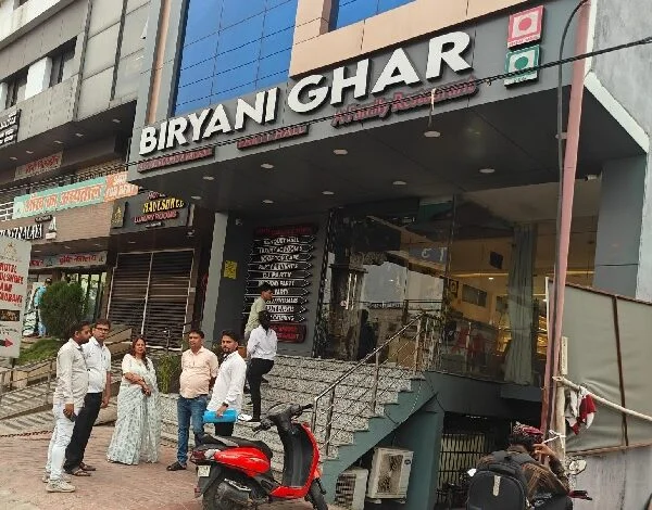 बिरयानी घर में पहुंची निगम की टीम, गंदगी मिलने, सूखा व गीला कचरा पर होटल संचालक पर जुर्माना बिरयानी घर में पहुंची निगम की टीम, गंदगी मिलने, सूखा व गीला कचरा पर होटल संचालक पर जुर्माना