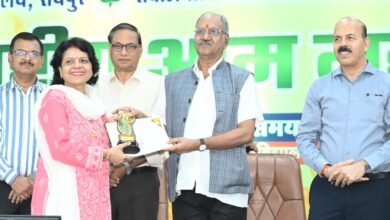आम प्रदर्शनी में शामिल विभिन्न श्रेणियों के उत्कृष्ट प्रादर्शाें को किया गया पुरस्कृत