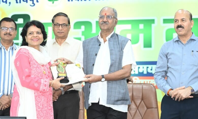 आम प्रदर्शनी में शामिल विभिन्न श्रेणियों के उत्कृष्ट प्रादर्शाें को किया गया पुरस्कृत