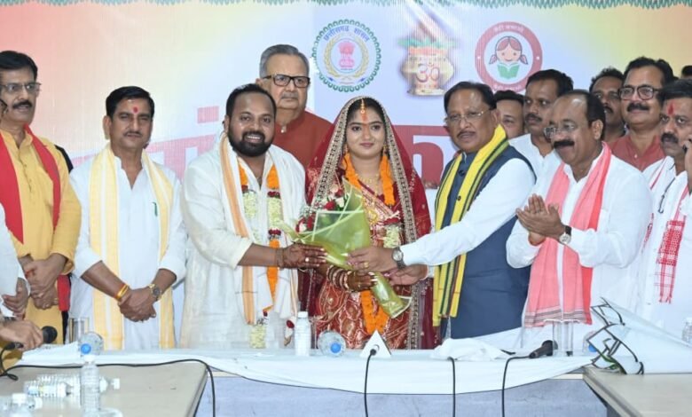 बेमेतरा में सामूहिक विवाह समारोह में शामिल हुए मुख्यमंत्री, नवदंपतियों को दिया आशीर्वाद