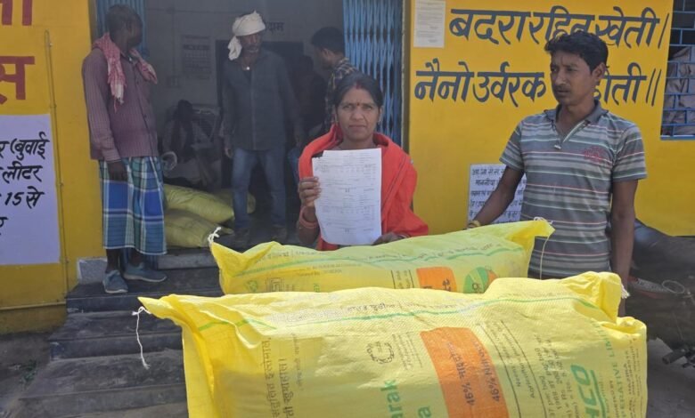 खरीफ सीजन की तैयारी में जुटे किसान, सोसाइटियों में सुगमता से मिल रहा खाद, मुड़ैसा की महिला किसान सरिता ने मुख्यमंत्री श्री विष्णु देव साय का जताया आभार
