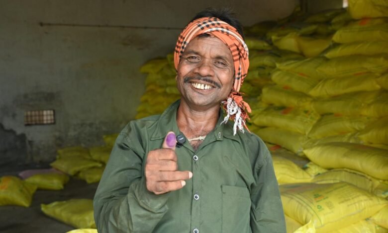 समितियो में खाद- बीज़ लेने किसानों में उत्साह,सुगम व्यवस्था से जताई संतुष्टि