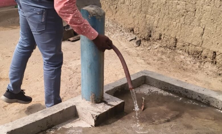 पेयजल के लिए स्थापित सोलर पंप, आयरन रिमुवल प्लांट से जुड़ी टंकी और गांव के दो बोरवेल में लगे मोटर पंप से मिल रहा पानी पेयजल के लिए स्थापित सोलर पंप, आयरन रिमुवल प्लांट से जुड़ी टंकी और गांव के दो बोरवेल में लगे मोटर पंप से मिल रहा पानी