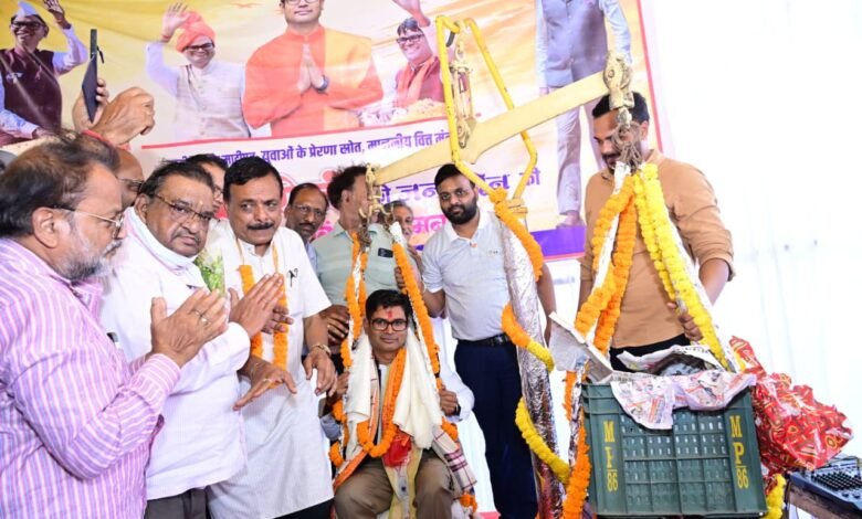 जन्मदिवस पर मौसमी फलों और लड्डू से तौले गए वित्त मंत्री श्री ओपी चौधरी