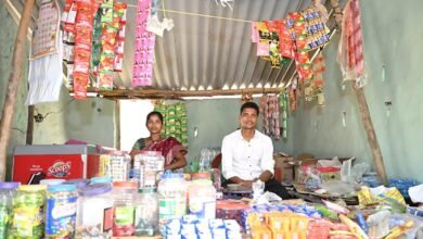 कभी बंदूक थामने वाले मासा तामो और जयमोती आज चला रहे हैं अपनी दुकान