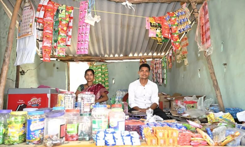 कभी बंदूक थामने वाले मासा तामो और जयमोती आज चला रहे हैं अपनी दुकान