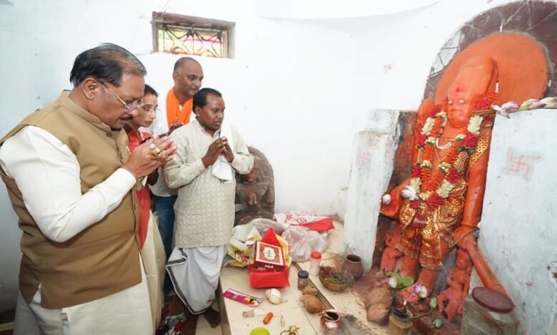 मुख्यमंत्री श्री विष्णुदेव साय ने ऐतिहासिक चतुर्भुज विष्णु मंदिर में की पूजा-अर्चना, प्रदेश की सुख-समृद्धि की कामना