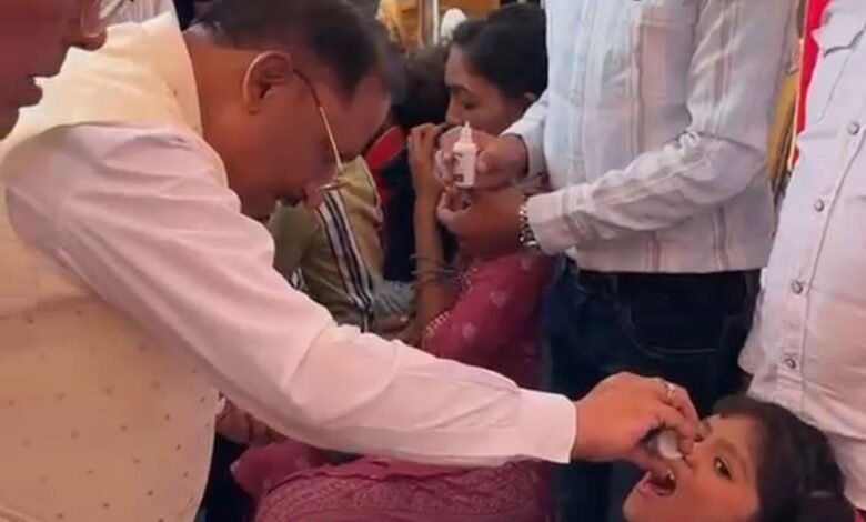 चंद्रनाहू कुर्मी-क्षत्रिय समाज के केंद्रीय अधिवेशन में मुख्यमंत्री ने बच्चों को कराया स्वर्णप्राशन चंद्रनाहू कुर्मी-क्षत्रिय समाज के केंद्रीय अधिवेशन में मुख्यमंत्री ने बच्चों को कराया स्वर्णप्राशन