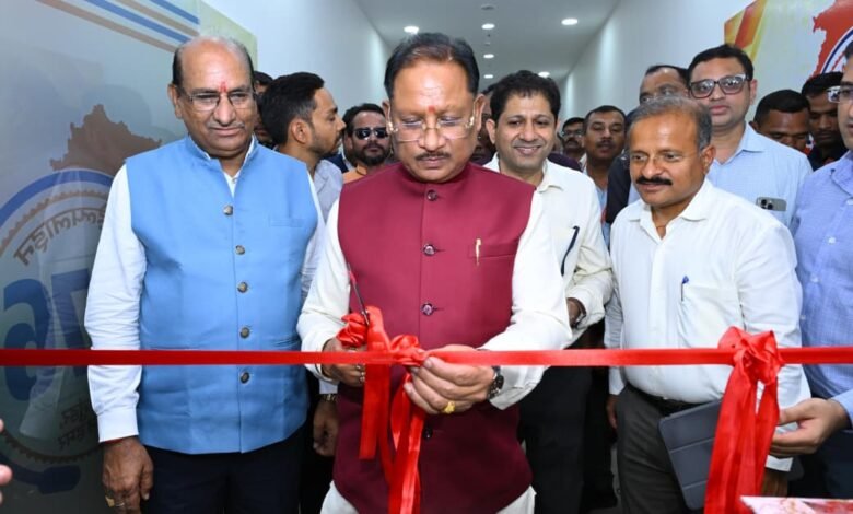 मुख्यमंत्री विष्णुदेव साय ने किया मुख्यमंत्री हेल्पलाइन एवं शिकायत प्रबंधन प्रणाली का अवलोकन मुख्यमंत्री विष्णुदेव साय ने किया मुख्यमंत्री हेल्पलाइन एवं शिकायत प्रबंधन प्रणाली का अवलोकन
