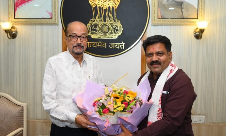 राज्यपाल श्री डेका से उप मुख्यमंत्री श्री विजय शर्मा ने सौजन्य भेंट की
