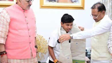 श्रीलंका दौरे के लिए भारतीय अंडर-19 महिला क्रिकेट टीम की उपकप्तान बनीं महक नरवासे : मुख्यमंत्री श्री विष्णु देव साय ने किया सम्मानित श्रीलंका दौरे के लिए भारतीय अंडर-19 महिला क्रिकेट टीम की उपकप्तान बनीं महक नरवासे : मुख्यमंत्री श्री विष्णु देव साय ने किया सम्मानित