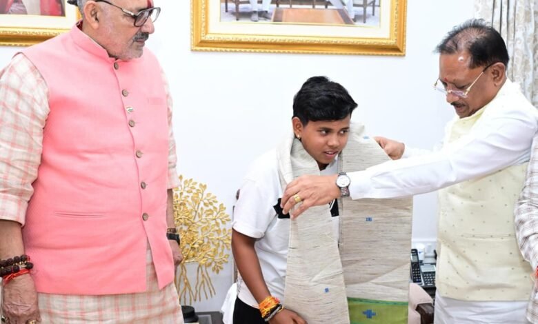 श्रीलंका दौरे के लिए भारतीय अंडर-19 महिला क्रिकेट टीम की उपकप्तान बनीं महक नरवासे : मुख्यमंत्री श्री विष्णु देव साय ने किया सम्मानित