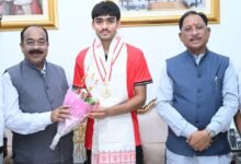 अंडर-18 एशिया कप विजेता हॉकी खिलाड़ी अवि मानिकपुरी ने मुख्यमंत्री श्री विष्णुदेव साय से की सौजन्य भेंट