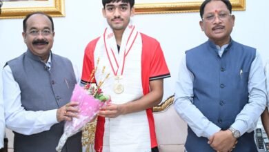 अंडर-18 एशिया कप विजेता हॉकी खिलाड़ी अवि मानिकपुरी ने मुख्यमंत्री श्री विष्णुदेव साय से की सौजन्य भेंट