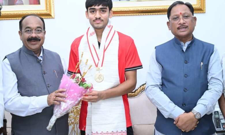 अंडर-18 एशिया कप विजेता हॉकी खिलाड़ी अवि मानिकपुरी ने मुख्यमंत्री श्री विष्णुदेव साय से की सौजन्य भेंट अंडर-18 एशिया कप विजेता हॉकी खिलाड़ी अवि मानिकपुरी ने मुख्यमंत्री श्री विष्णुदेव साय से की सौजन्य भेंट