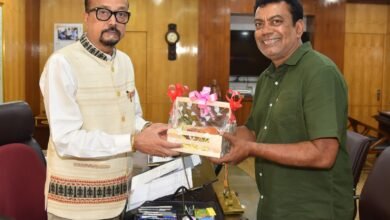 राज्यपाल श्री डेका को जगदलपुर के ट्री मैन ने भेंट की मियाजाकी आम