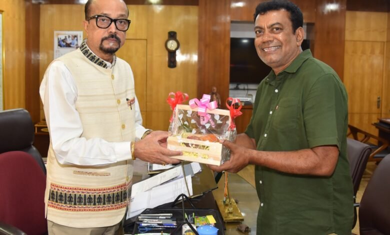 राज्यपाल श्री डेका को जगदलपुर के ट्री मैन ने भेंट की मियाजाकी आम राज्यपाल श्री डेका को जगदलपुर के ट्री मैन ने भेंट की मियाजाकी आम