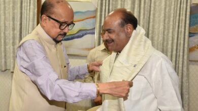 राज्यपाल श्री रमेन डेका ने किया लोकसभा अध्यक्ष श्री बिड़ला का आत्मीय स्वागत राज्यपाल श्री रमेन डेका ने किया लोकसभा अध्यक्ष श्री बिड़ला का आत्मीय स्वागत