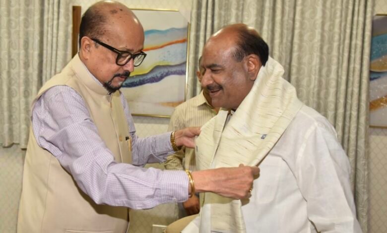 राज्यपाल श्री रमेन डेका ने किया लोकसभा अध्यक्ष श्री बिड़ला का आत्मीय स्वागत