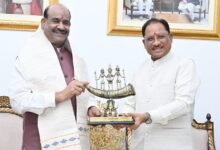 लोकसभा अध्यक्ष श्री ओम बिरला ने मुख्यमंत्री श्री विष्णु देव साय से की सौजन्य भेंट