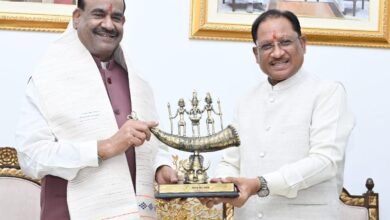 लोकसभा अध्यक्ष श्री ओम बिरला ने मुख्यमंत्री श्री विष्णु देव साय से की सौजन्य भेंट