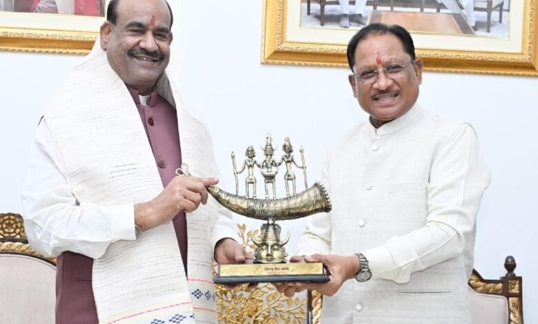 लोकसभा अध्यक्ष श्री ओम बिरला ने मुख्यमंत्री श्री विष्णु देव साय से की सौजन्य भेंट लोकसभा अध्यक्ष श्री ओम बिरला ने मुख्यमंत्री श्री विष्णु देव साय से की सौजन्य भेंट