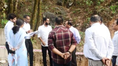 कार्यों में अपेक्षित प्रगति नहीं लाने वाले ठेकेदारों को नोटिस जारी करने तथा ब्लैक-लिस्ट करने के दिए निर्देश