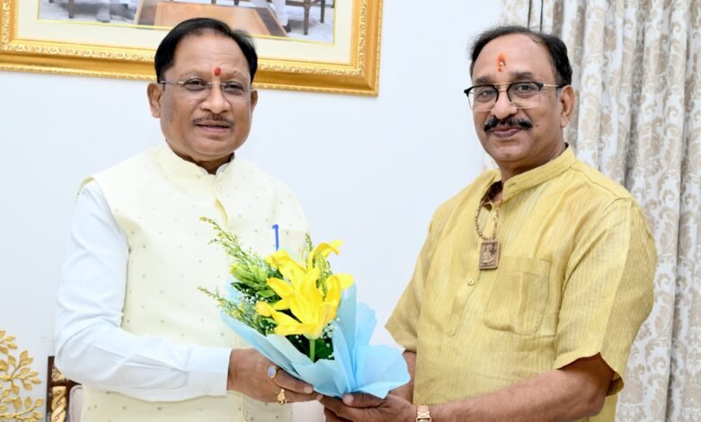 मुख्यमंत्री से छत्तीसगढ़ योग आयोग के नवनियुक्त अध्यक्ष श्री संजय अग्रवाल ने की सौजन्य मुलाकात मुख्यमंत्री से छत्तीसगढ़ योग आयोग के नवनियुक्त अध्यक्ष श्री संजय अग्रवाल ने की सौजन्य मुलाकात