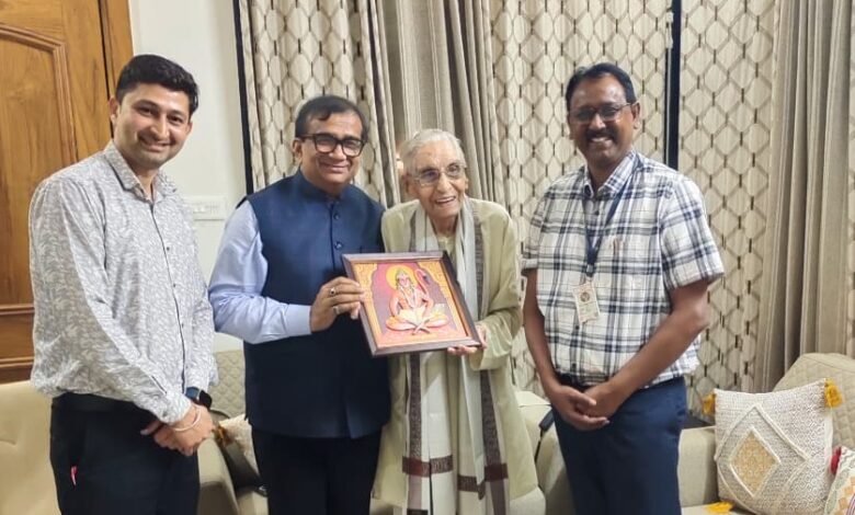 आंजनेय विश्वविद्यालय ने पद्मश्री प्रो. प्रकाश चंद्र सूद का किया सम्मान, सात दशक की वैज्ञानिक साधना को मिला अभिनंदन आंजनेय विश्वविद्यालय ने पद्मश्री प्रो. प्रकाश चंद्र सूद का किया सम्मान, सात दशक की वैज्ञानिक साधना को मिला अभिनंदन